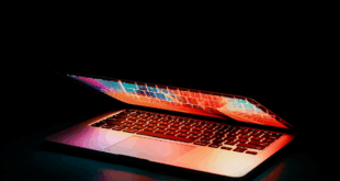 Elon Musk｜「Terafab」挑戰晶片霸權？MacBook Neo改裝揭示用家需求 封面圖片 | 圖片來源：Photo by Junior Teixeira on Pexels