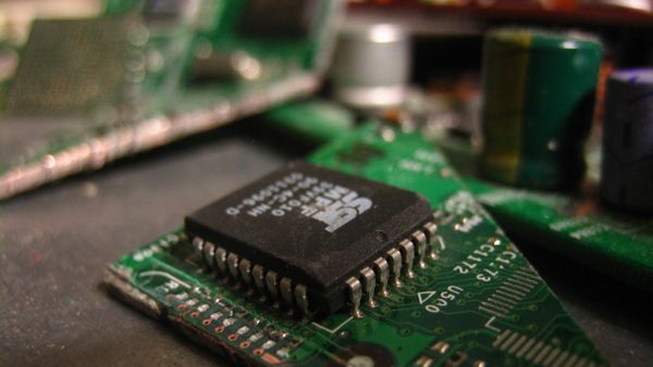 電腦硬件 相關配圖：Breaking a Nvidia GeForce 4 Ti : Bits qubodup board break chips circuit computer cpu destroy destruction doma…