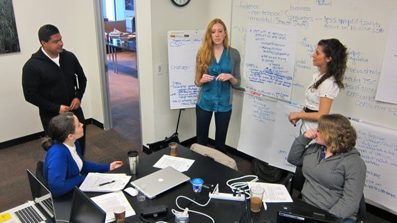 科技商業 相關配圖：Brainstorming kevin dooley brainstorming business indoors league meeting office technology https://www.flickr…