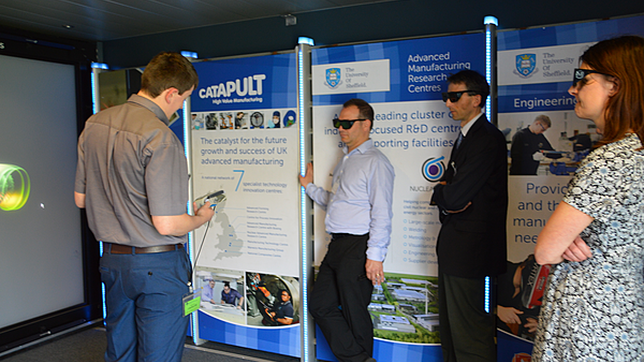 產業分析 相關配圖：Smart Manufacturing Showcase (39751303370) Science and Technology Facilities Council https://commons.wikimedi…