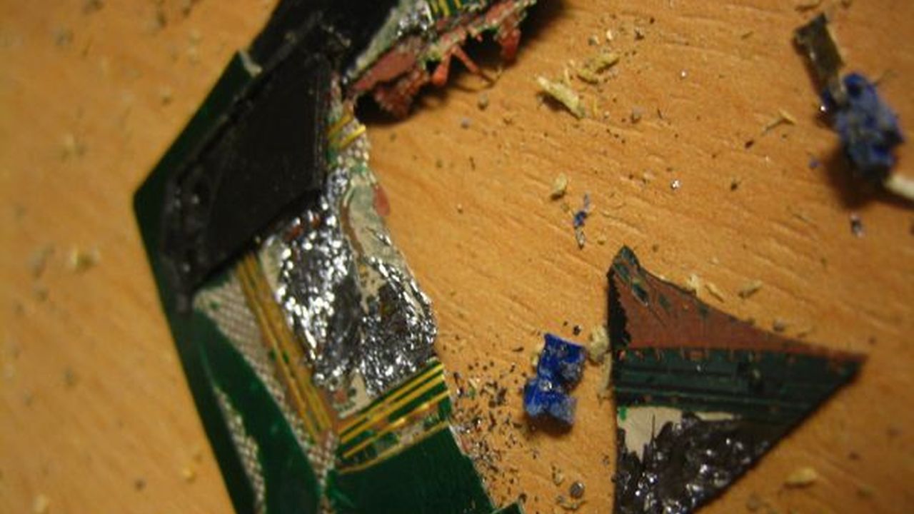 電腦硬件 相關配圖：Broken Nvidia GeForce 4 Ti : Broken GPU Chip 3/4 qubodup board break chips circuit computer cpu destroy destr…