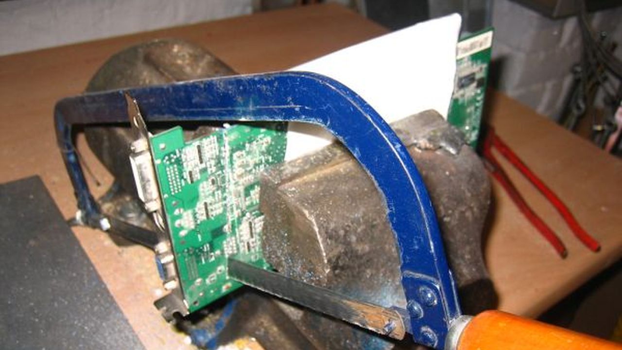電腦硬件 相關配圖：Breaking a Nvidia GeForce 4 Ti : Sawing the thing! 1/3 qubodup board break chips circuit computer cpu destroy…